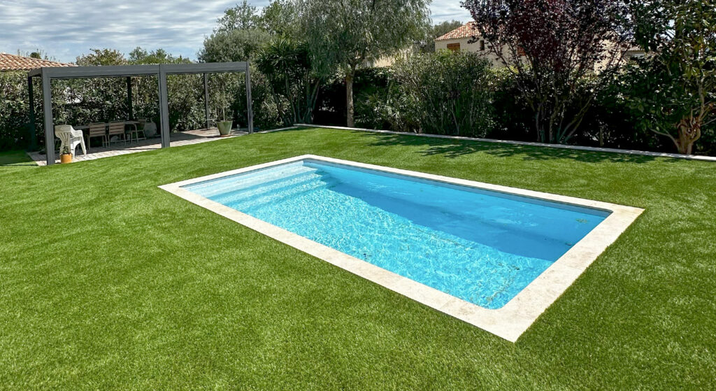 Pelouse artificielle autour d'une piscine